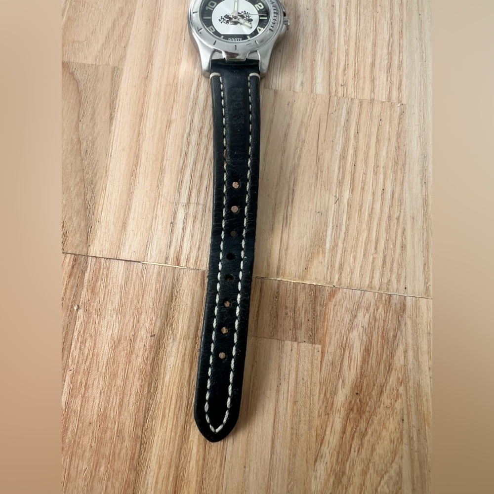 Roots Canada ladies silver tone black leather logo watch NEW BATTERY - Picture 4 of 10